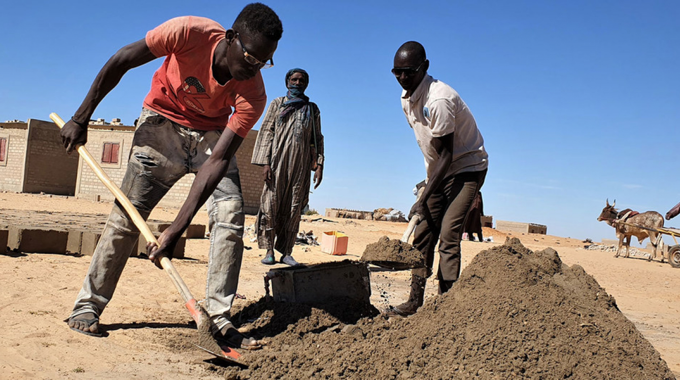 The UN refugee agency has launched cash-for-work programmes which employ youth from host communities in Awaradi, Niger, to make bricks.