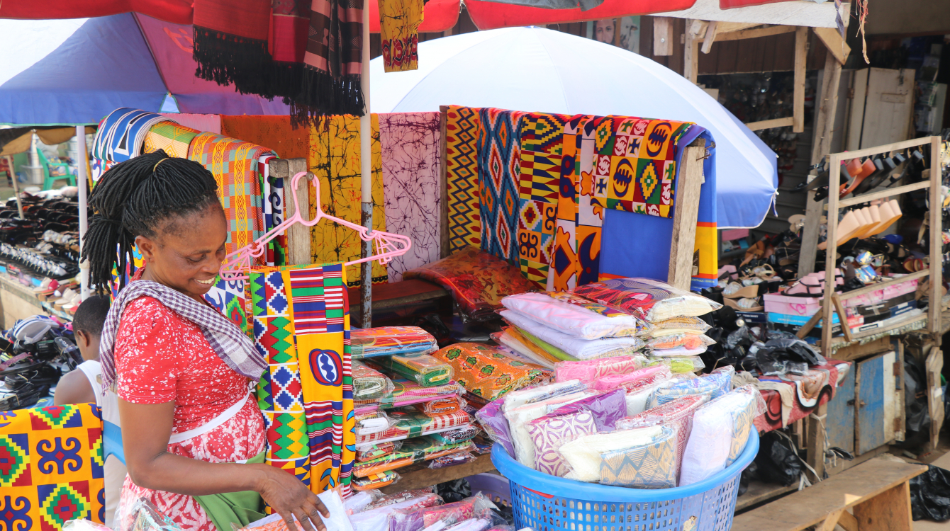  Négociant en textile à Elubo (Ghana), une ville frontalière de la Côte d'Ivoire voisine.