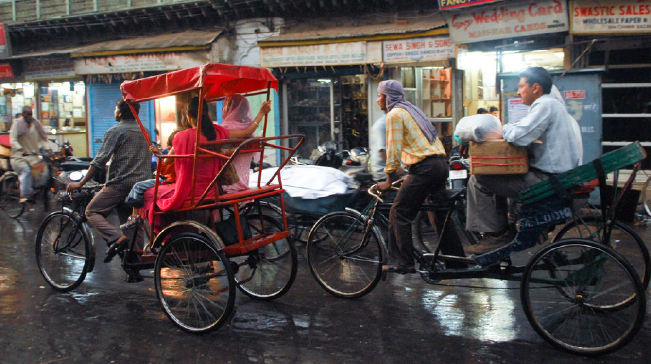 'Bodaboda' za magurudumu matatu mjini Delhi India.Ripoti mpya ya ILO yasema ajira milioni 24 kubuniwa ifikapo 2030. Picha: ILO/Vijay Kutty