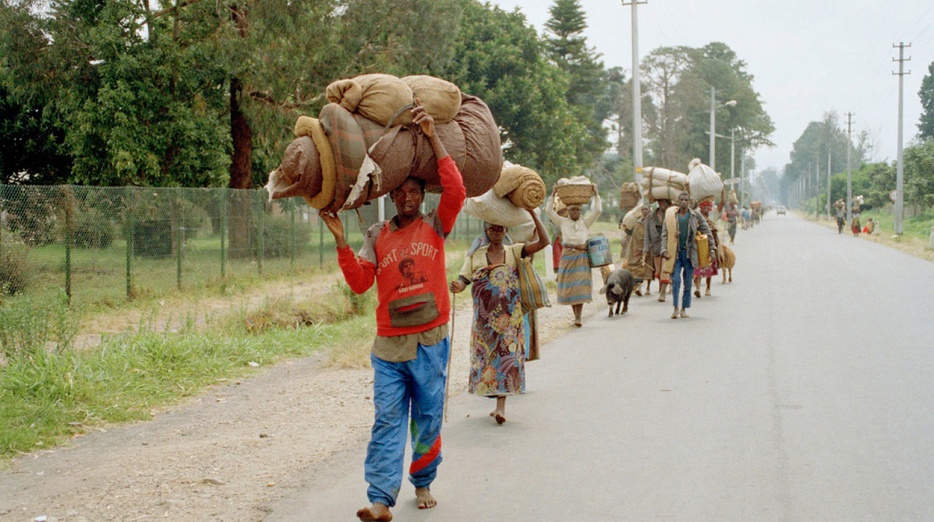 Wakimbizi wa Rwanda ambao waliikimbia nchi wakati wa mauaji ya kimbari, katika picha walipokuwa wakirejea nyumbani.