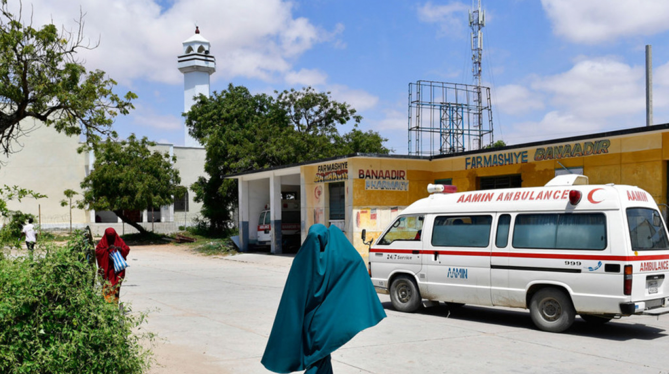 Mwanamke akipita pembeni ya gari la wagonjwa ndani ya hospitali ya Benadir mjini Mogadishu, Somalia.
