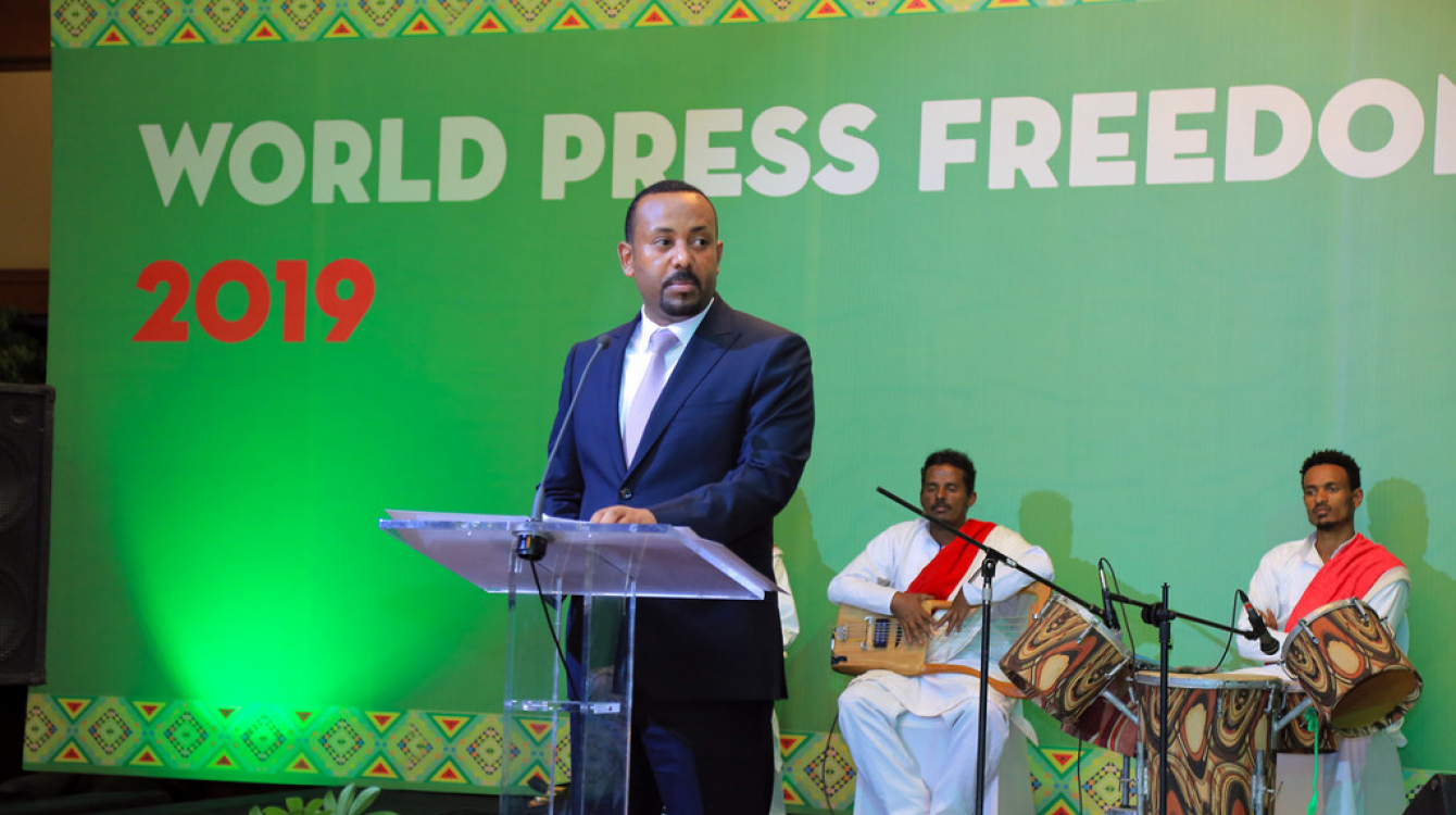 Le Premier ministre éthiopien Abiy Ahmed prend la parole lors d'un événement célébrant la Journée mondiale de la liberté de la presse 2019 à Addis-Abeba.