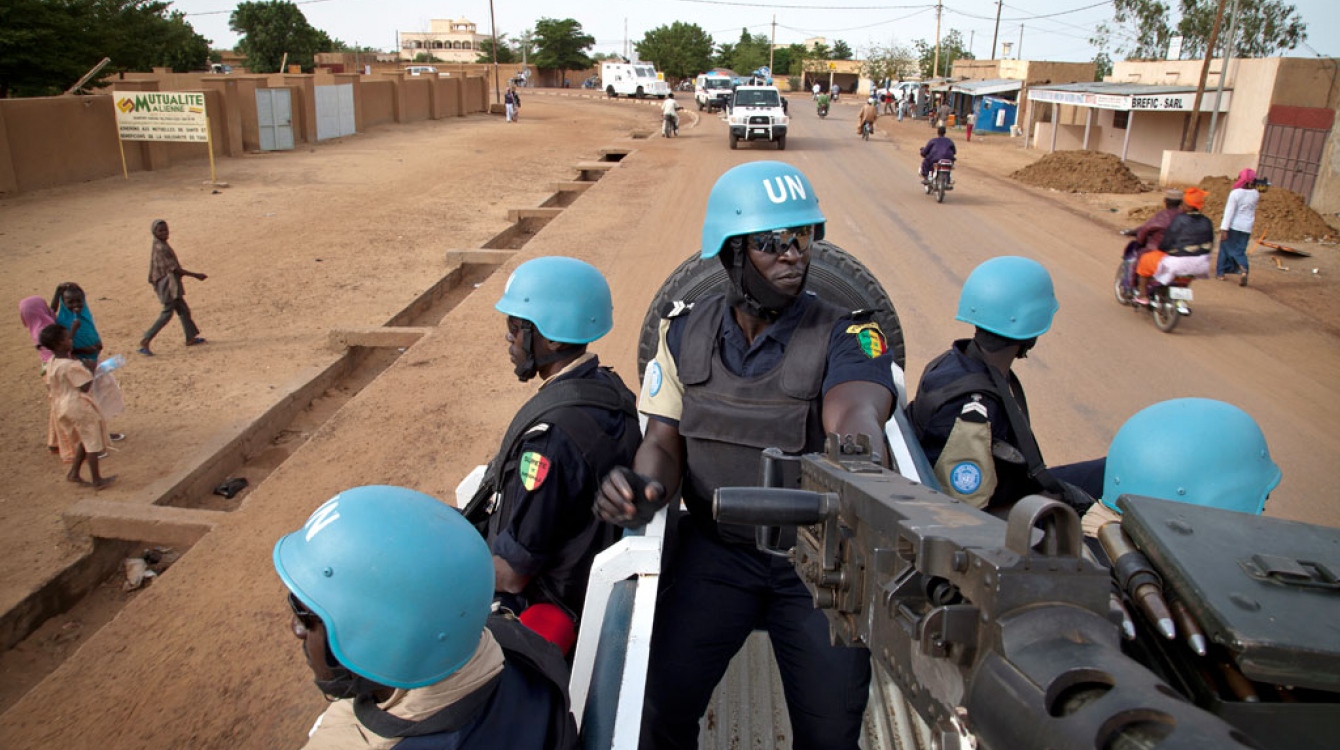 Des policiers sénégalais servant au sein de la MINUSMA au Mali patrouillent dans les rues de Gao. Photo ONU/Marco Dormino