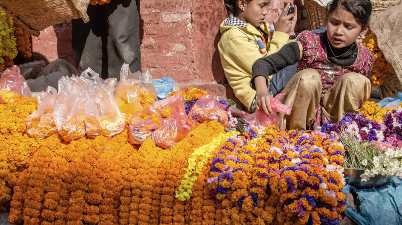 Watoto wakiwa Nepal wanauza maua Durbar Square, Kathmandu. Picha kutoka: UN News/Eric Ganz