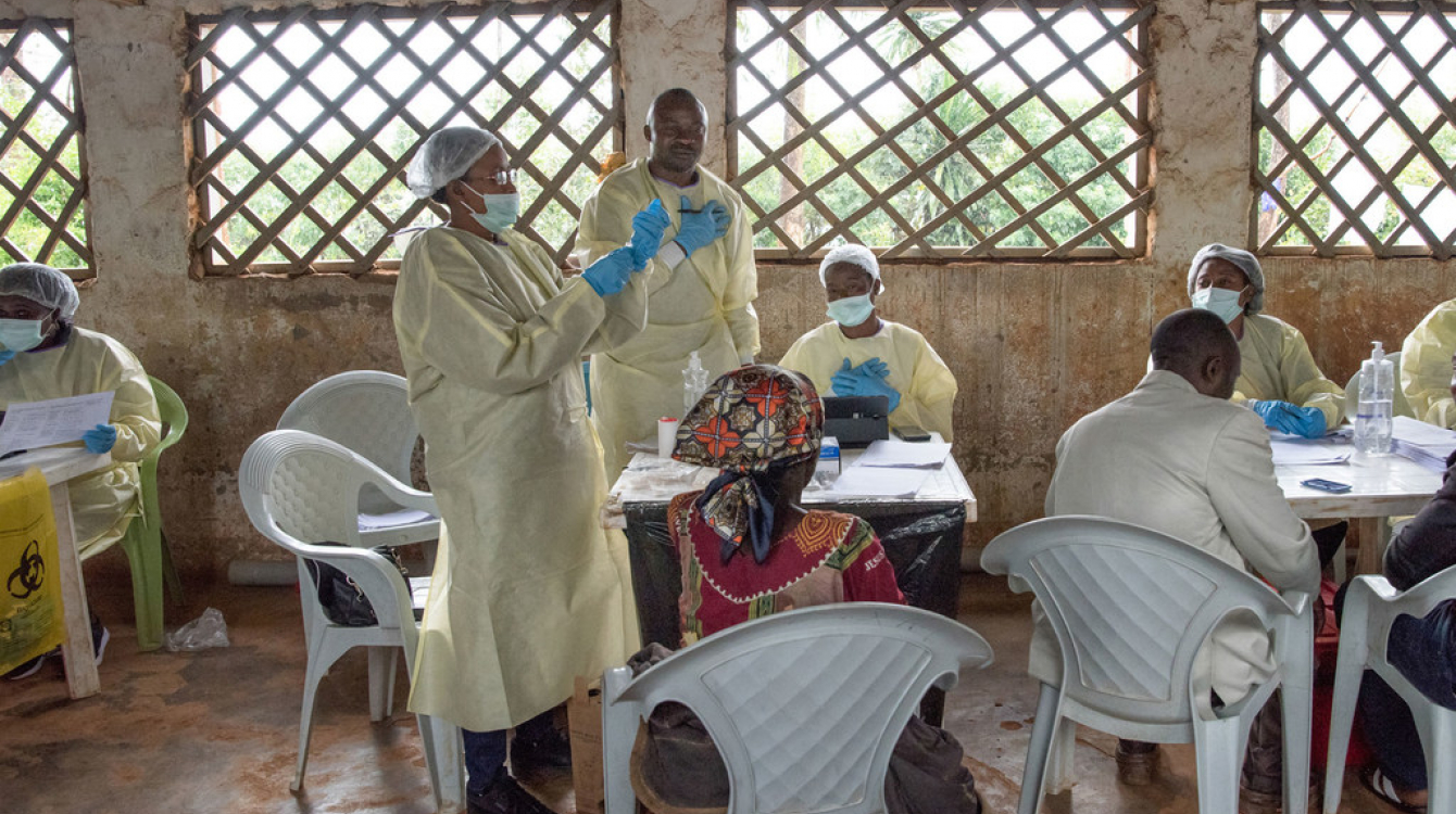Maafisa wa WHO wakiandaa chanjo ya Ebola huko Butembo DRC.