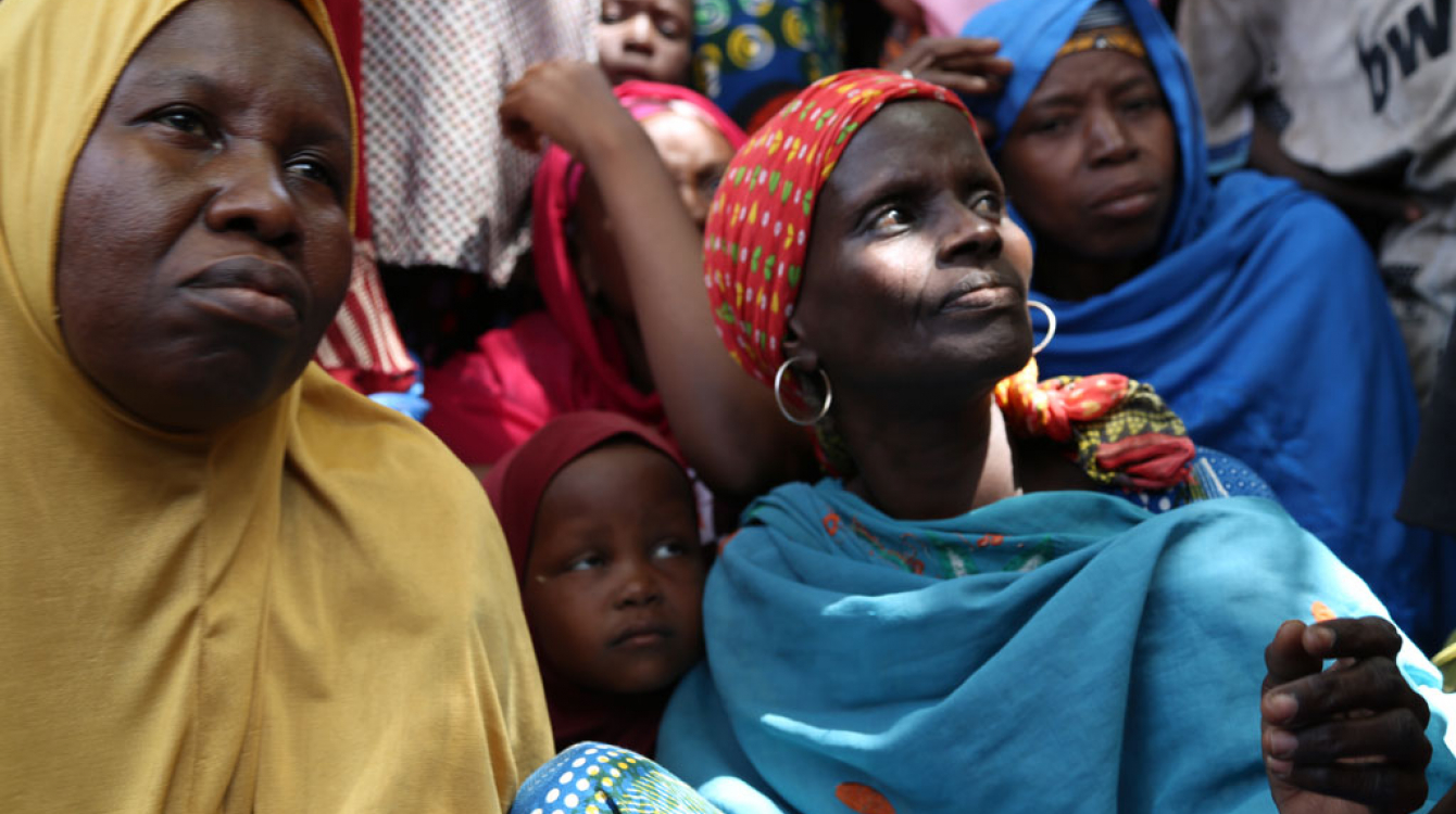 Des femmes déplacées ont été secourus par l’armée à Maiduguri (en Mars 2015). Photo : OCHA / Jaspreet Kindra