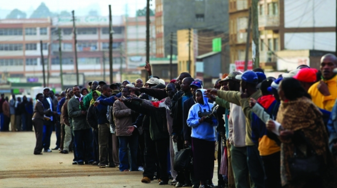 Les électeurs font la queue avant de voter pour le référendum sur une nouvelle constitution au Kenya en 2010 : Les militants se sont mobilisés en grand nombre pour inciter les électeurs à voter.  Photo: Reuters/Thomas Mukoya