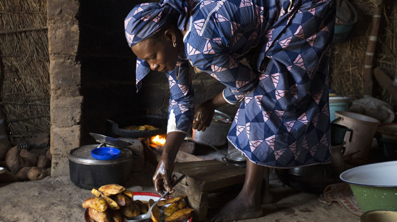 Crédits Photo: ONU Femmes/Ryan Brown. Cette jeune femme de 38 ans a perdu son mari en République centrafricaine et a fui vers un camp de réfugiés au Cameroun avec ses cinq enfants.