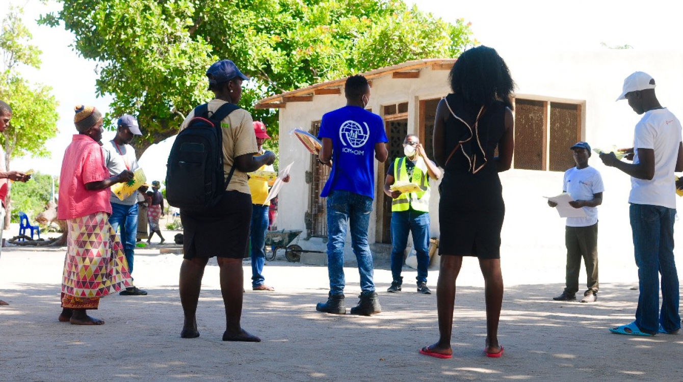 In IOM teams in Mandruzi resettlement site, in Sofala Province, Mozambique,  train site leadership committee on COVID-19 prevention to pass on messages to site residents. 