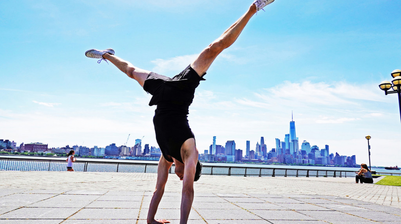 Jon Witt, akifanya mazoezi ya Yoga Jersey City