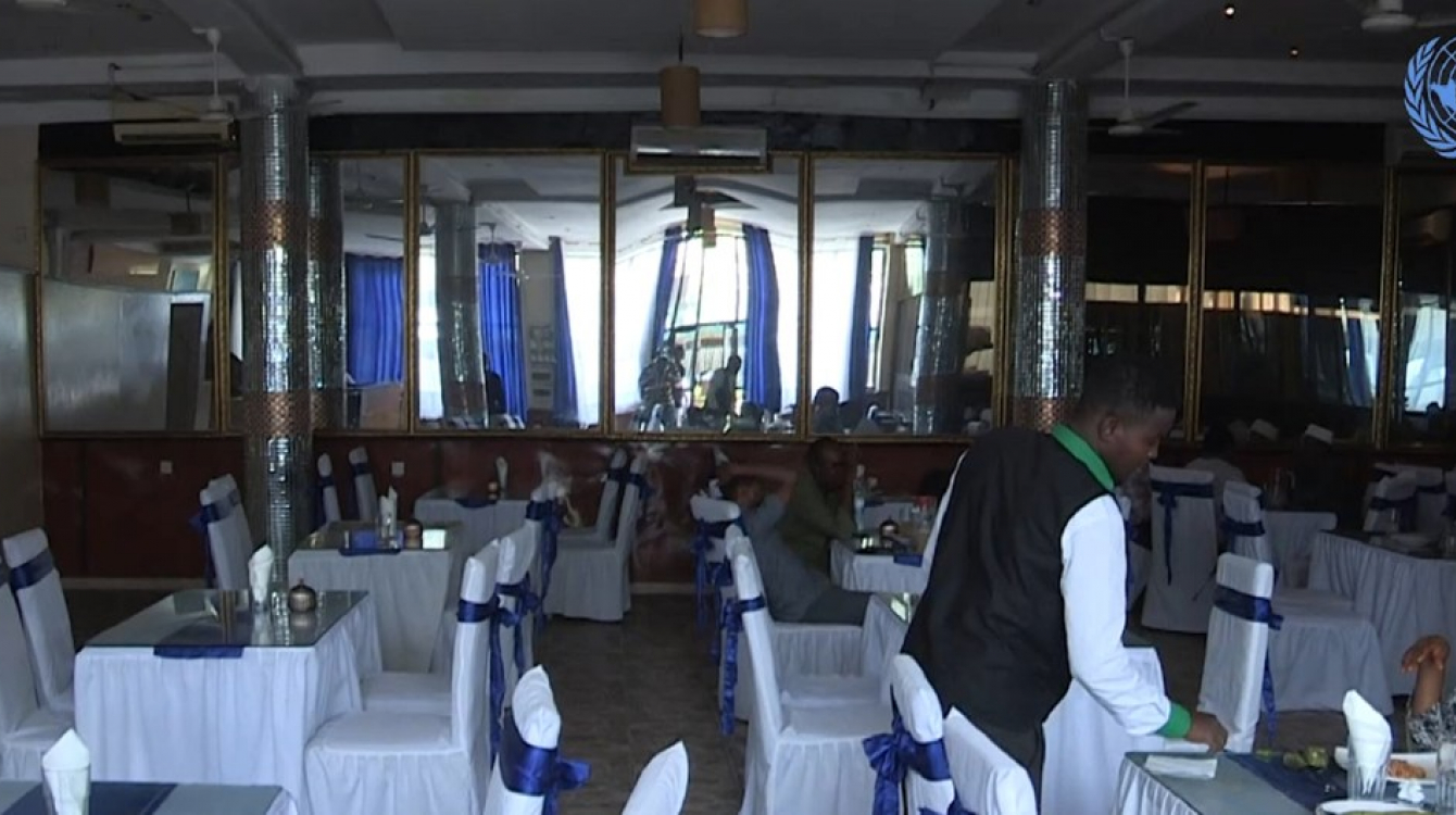 Ndani ya hoteli ya Makkah Al Mukarama kwenye mji mkuu wa Somalia, Mogadishu. Picha: UNSOM video screen capture