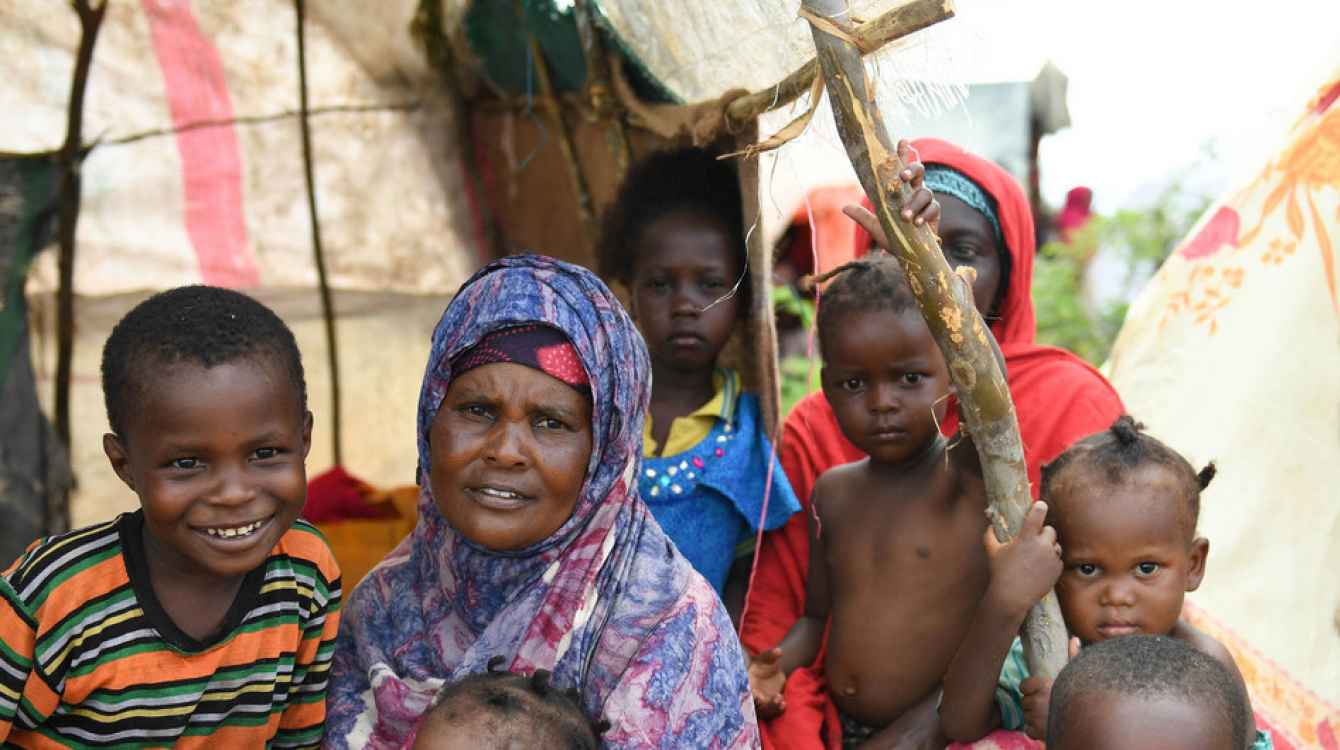 Mama mmoja akiwa na watoto wake akiwa amekaa nje ya makazi yake ya muda nje ya mji wa Belet Weyne Somalia. Picha: UN Photo/Ilyas Ahmed