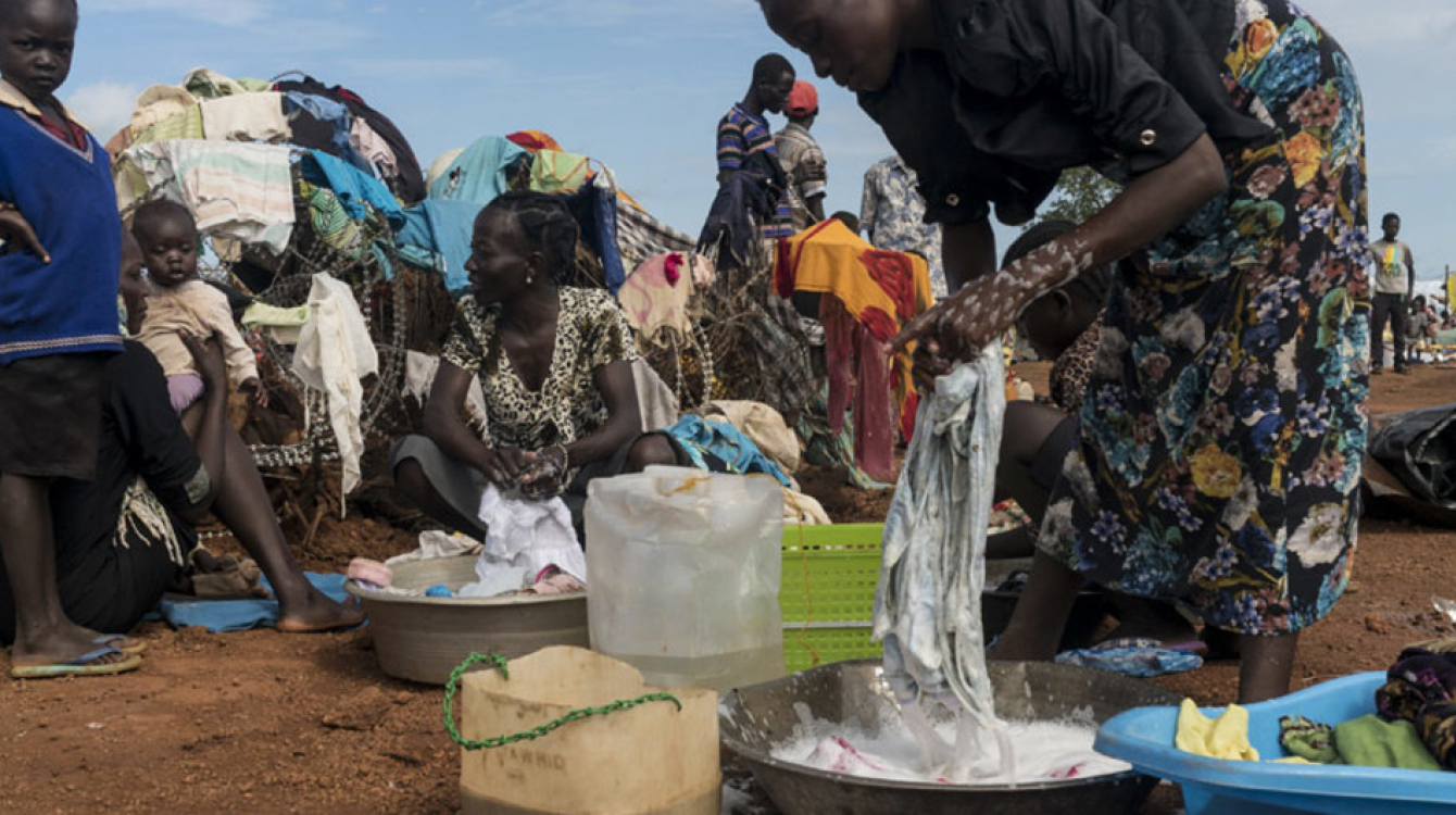 Katika picha hii kutoka maktaba, Ronda, (kulia) mmoja wa wakimbizi wa ndani akifua nguo zake kwenye kituo cha kufadhi raia huko Wau Sudan Kusini.  Picha: UNICEF/Ohanesian (maktaba)