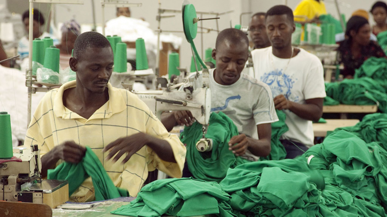 Des travailleurs du parc industriel de Sonapi, à Port-au-Prince, en Haïti. Photo : ONU / Eskinder Debebe