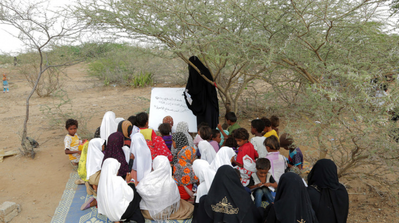 Wanafunzi wakisomea chini ya mti, Hudaydah, Yemen.