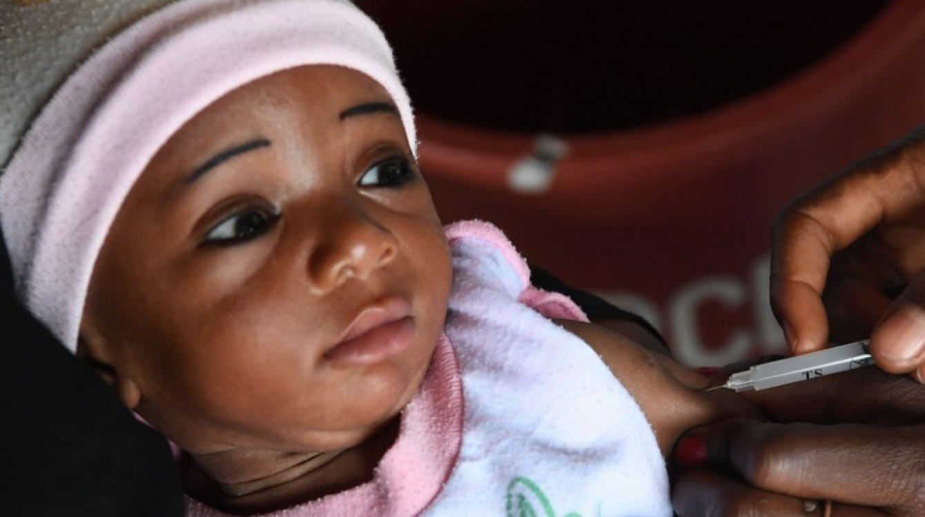 Une petite fille se fait vacciner à Bouaké, en Côte d'Ivoire. La vaccination dans le pays est gratuite pour les enfants de moins d'un an, mais trois enfants sur cinq ne sont pas vaccinés avant leur premier anniversaire.