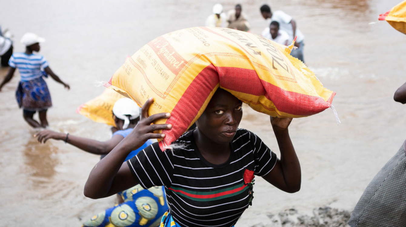 Kimbuga Idai kilichopita mja wa Beira nchini Msumbiji mwaka 2019 kilikuwa na madhara makubwa. Pichani wananchi wakiendelea kupokea msaada mwaka mmoja tangu janga hilo.