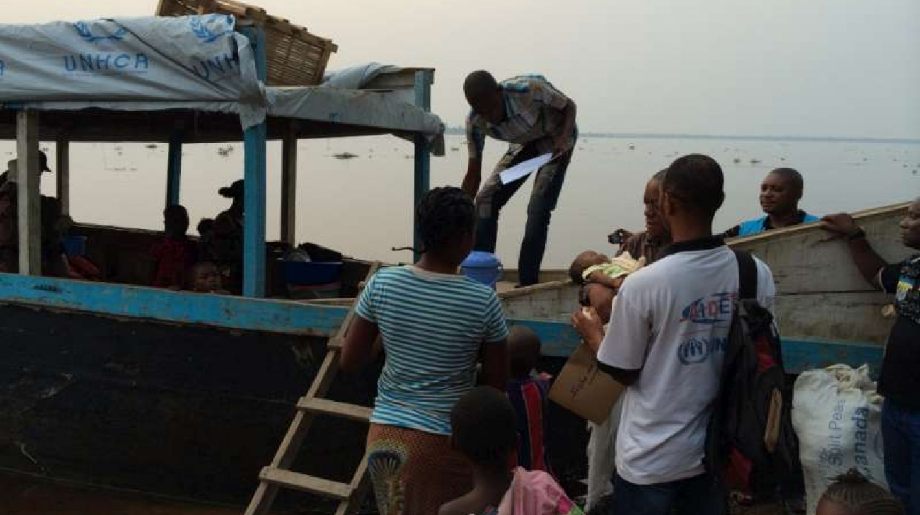 Des réfugiés congolais débarquent du bateau qui les a ramenés chez eux après la traversée de la rivière Oubangui.