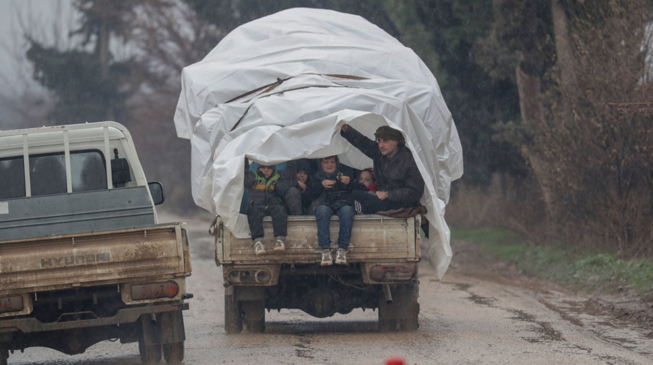 Familia kutoka Idlib zikipotelea vita na usalama huko Afrin uko serikali ya vijijini ya Aleppo mnamo January.