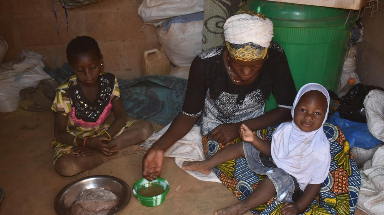Familia eneo la Kaya jimbo la Sanmatenge nchini Burkina Faso ikipata mlo baada ya kupokea mgao kutoka WFP.