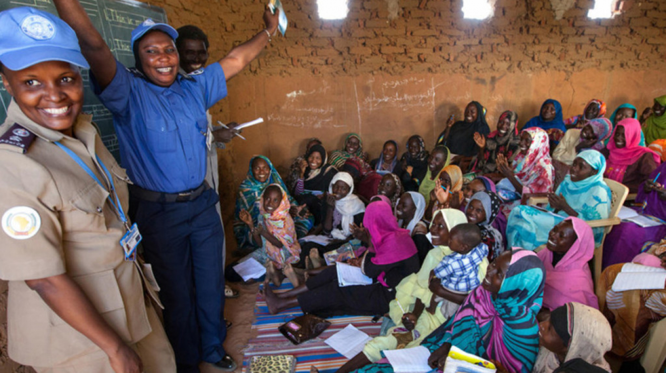 Polisi wa UNAMID wakiwezesha mafunzo ya lugha ya kiingereza kwa wanawake wakimbizi wa ndani mjini El Fasher , Kaskazini mwa Darfur Sudan