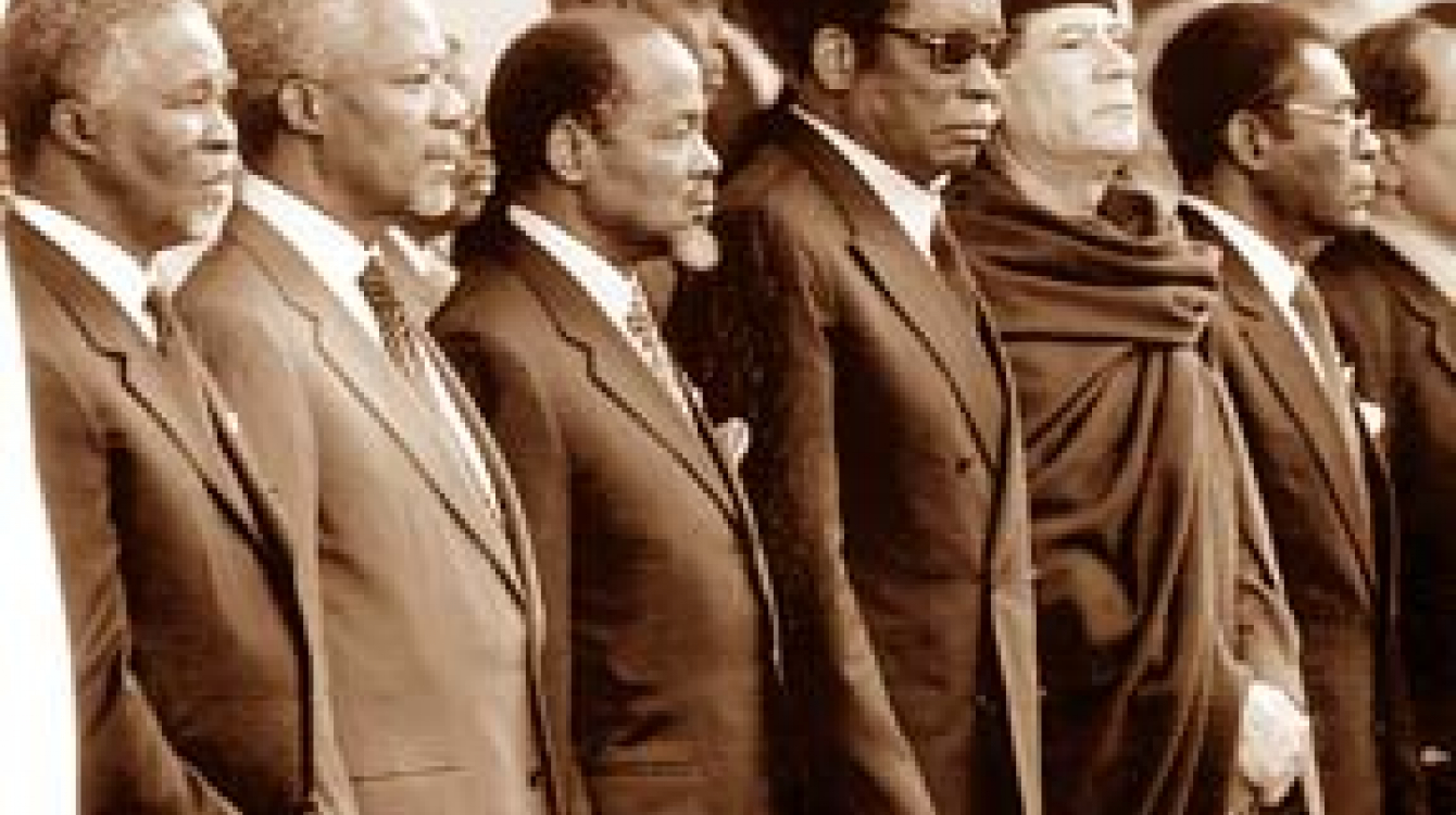 Au lancement de l'UA, de gauche à droite : Thabo Mbeki (Afrique du Sud), Kofi Annan (ONU), Joaquim Chissano (Mozambique), Gnassingbé Eyadéma (Togo), Muammar Kadhafi (Libye). Photo : ©ONU / Eskinder Debebe