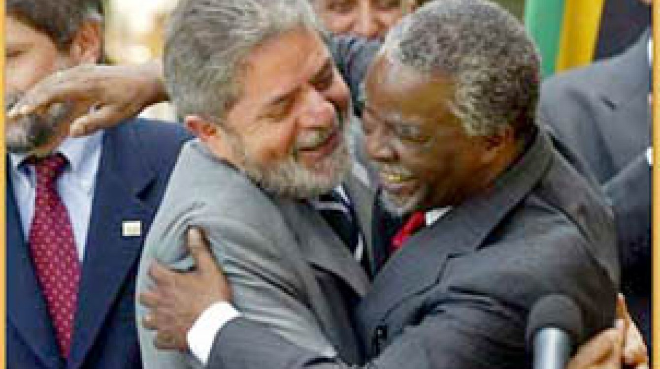 Le Président du Brésil, Luis Inácio Lula da Silva, à la fin de sa visite en Afrique avec le Président de l'Afrique du Sud, Thabo Mbeki.  Photo: © Getty Images / AFP / Alexander Joe