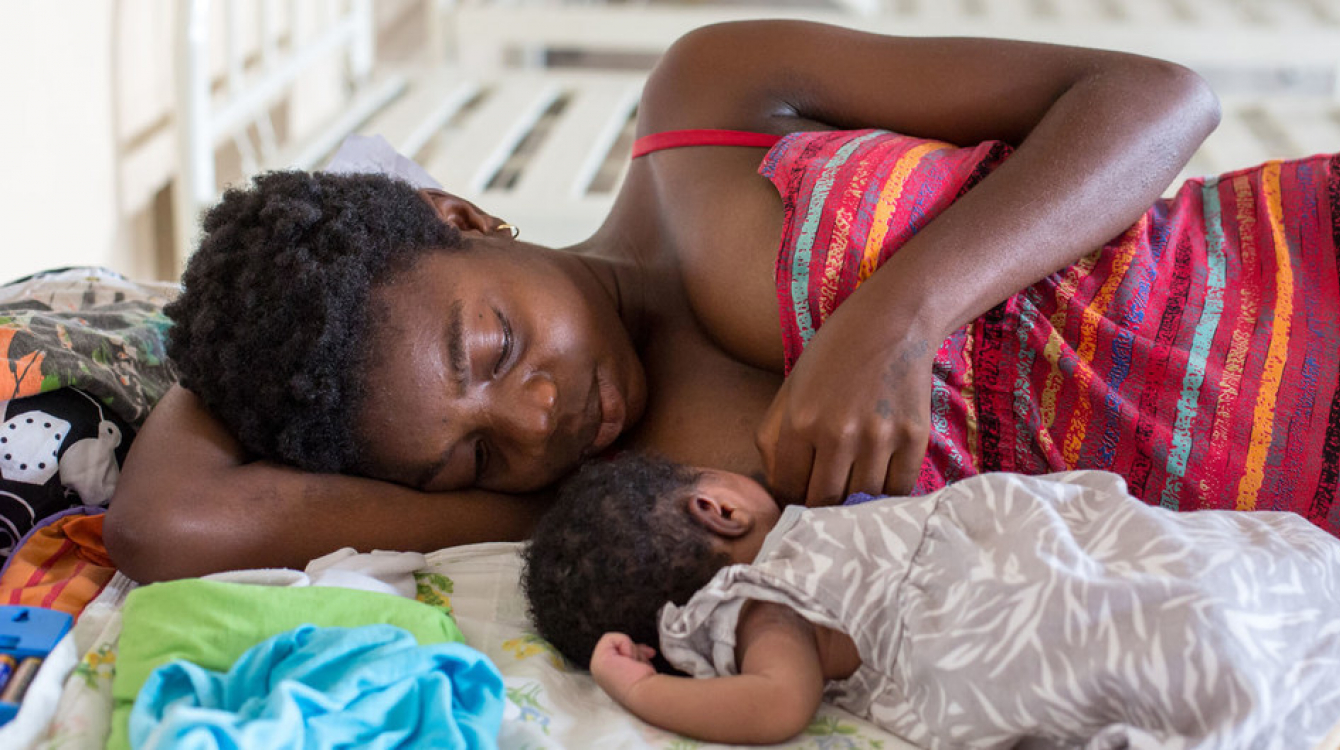 https://www.un.org/africarenewal/sites/www.un.org.africarenewal/files/styles/ar_main_story_big_picture/public/breastfeeding%20%40benjieluv.jpg?itok=bL34w_ix