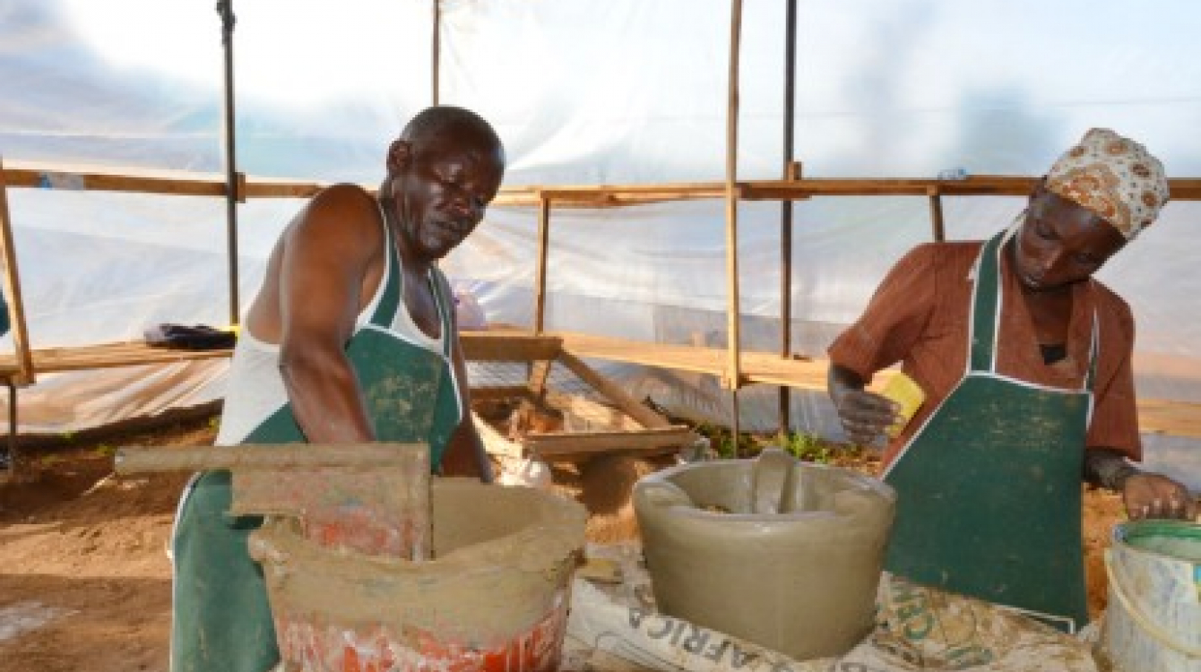 Le groupe Ndatani fabrique des isolants pour fourneaux éco énergétiques dans son atelier. Photo: PNUD au Kénya