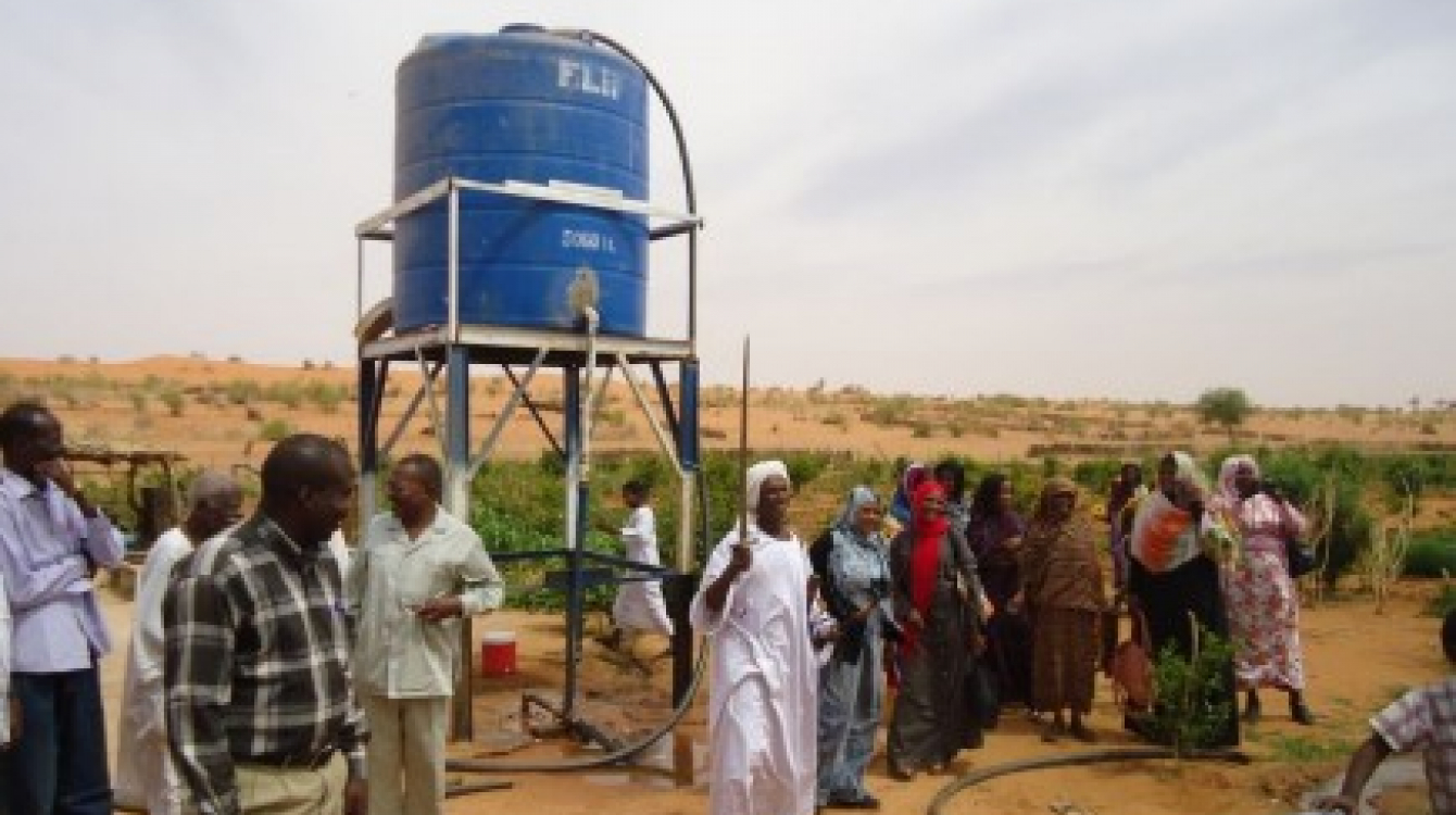 Une pompe à eau fonctionnant à l’énergie solaire est utilisée pour irriguer la ferme communautaire, assurant à la fois un approvisionnement en eau constant sur l’ensemble du terrain agricole et une source d’eau potable pour les habitants du village. Photo