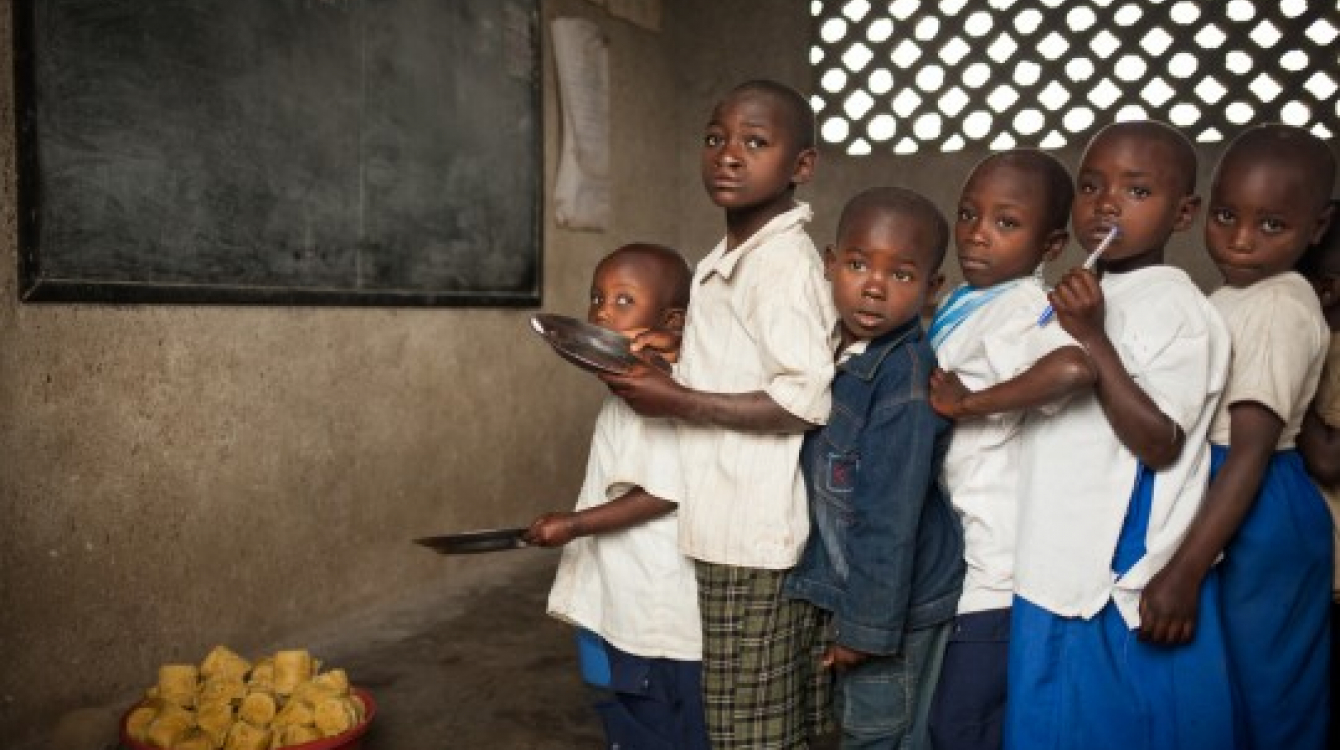 Distribution des repas du programme "cantine scolaire" du PAM en RD Congo, 2015. Photo: Leonora baumann/PAM