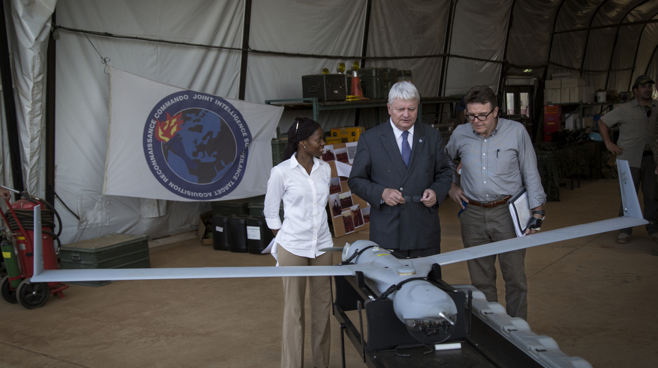 UN Under-Secretary-General for Peacekeeping Operations Hervé Ladsous (centre) tours the Dutch camp of the UN Mission in Mali. Photo: UN Photo/Marco Dormino