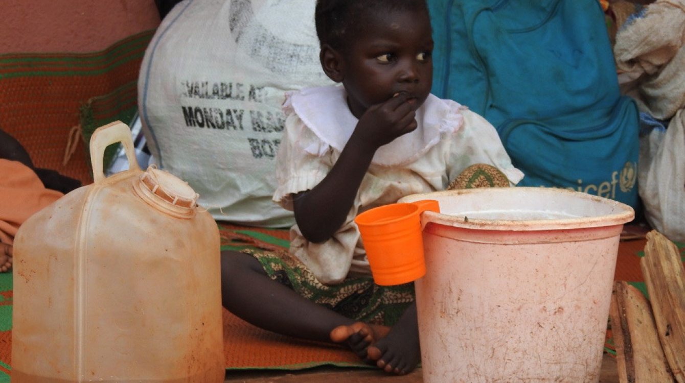 OCHA/Yaye N. Sene. Un enfant centrafricain mange de la nourriture distribuée par des travaileurs humanitaires dans la province de Mbomou, en RCA (archive)