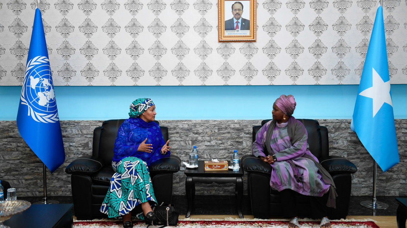 UNSOM/John Arigi. La Secrétaire générale adjointe des Nations Unies, Amina Mohammed (à gauche), rencontre Deeqa Yasin, la Ministre fédérale des femmes et des droits de l'homme de la Somalie, à Mogadiscio en Somalie.