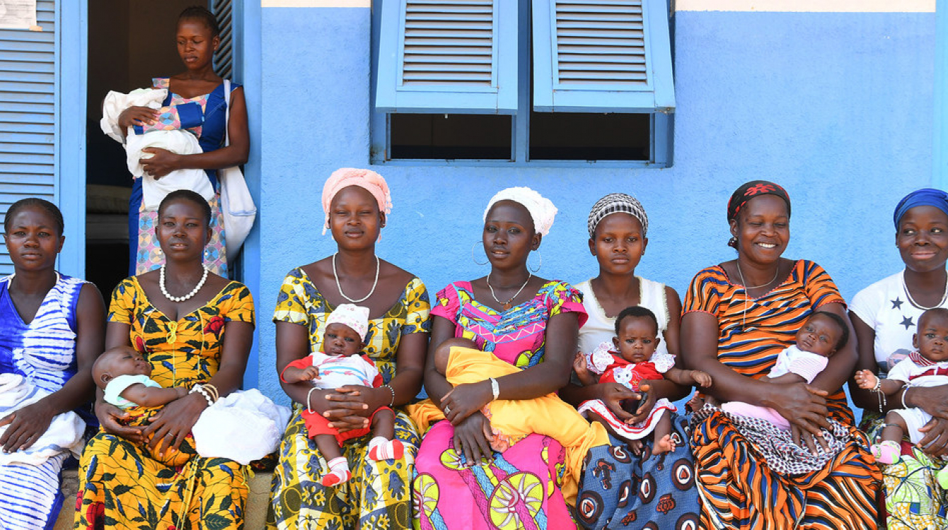 Des mères à la maternité du village de Nassian, dans le nord-est de la Côte d'Ivoire, attendent de faire vaccination leurs enfants contre la tuberculose et d'autres maladies. (mars 2017).