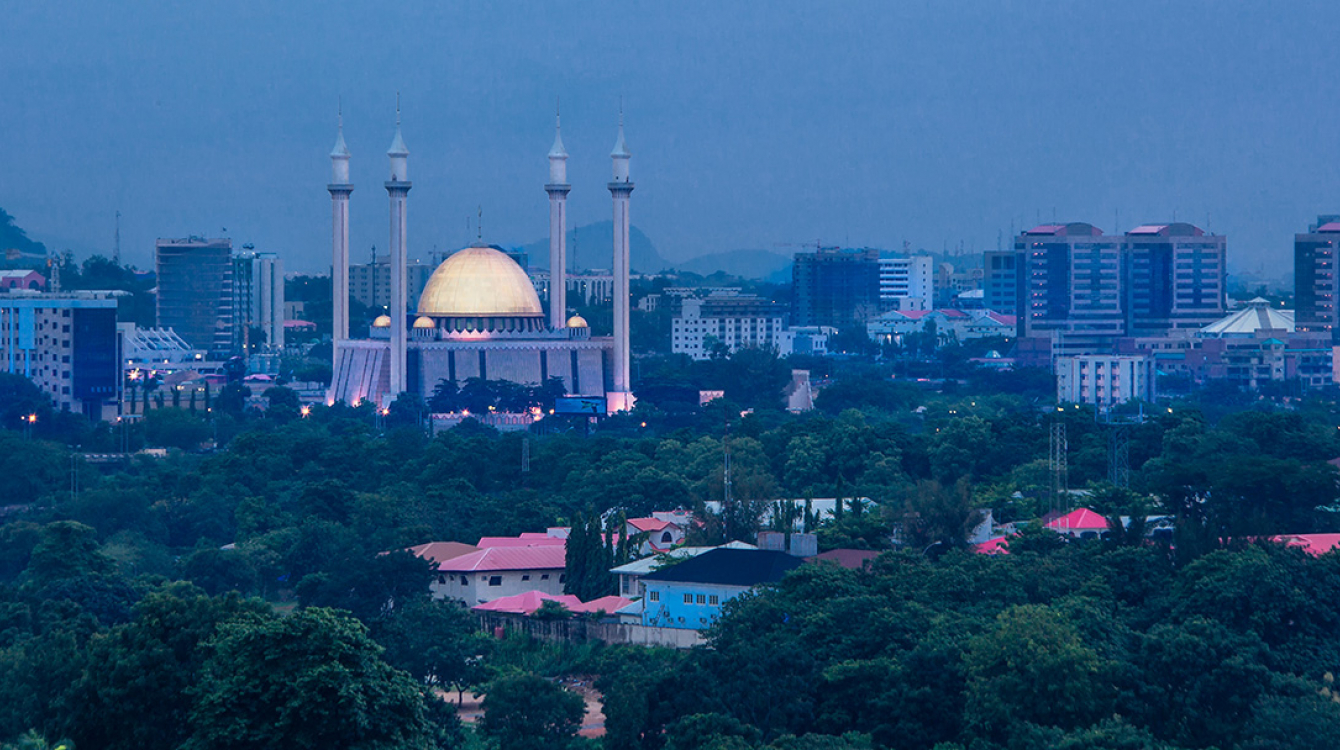 Vue panoramique d'Abuja, Nigeria, en début de soirée.