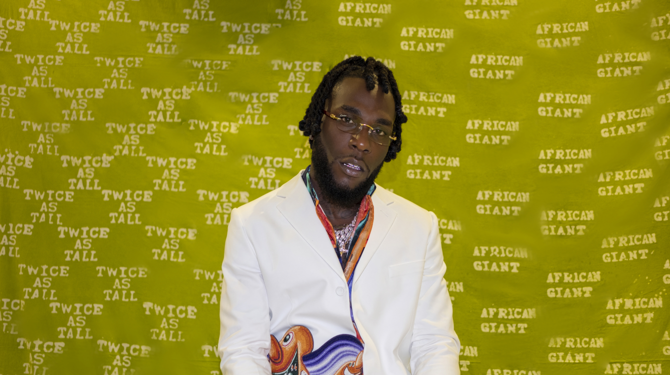 Burna Boy, de son vrai nom Damini Ebunoluwa Ogulu, nominé à deux reprises aux Grammy Awards, a remporté le prix du meilleur album de musique mondiale pour son album Twice as Tall sorti en 2020.