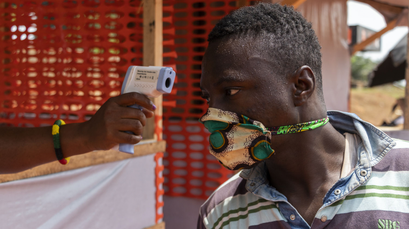 Forte hausse des décès dus à la COVID-19, sur fond de flambée d’Ebola et d’autres maladies.