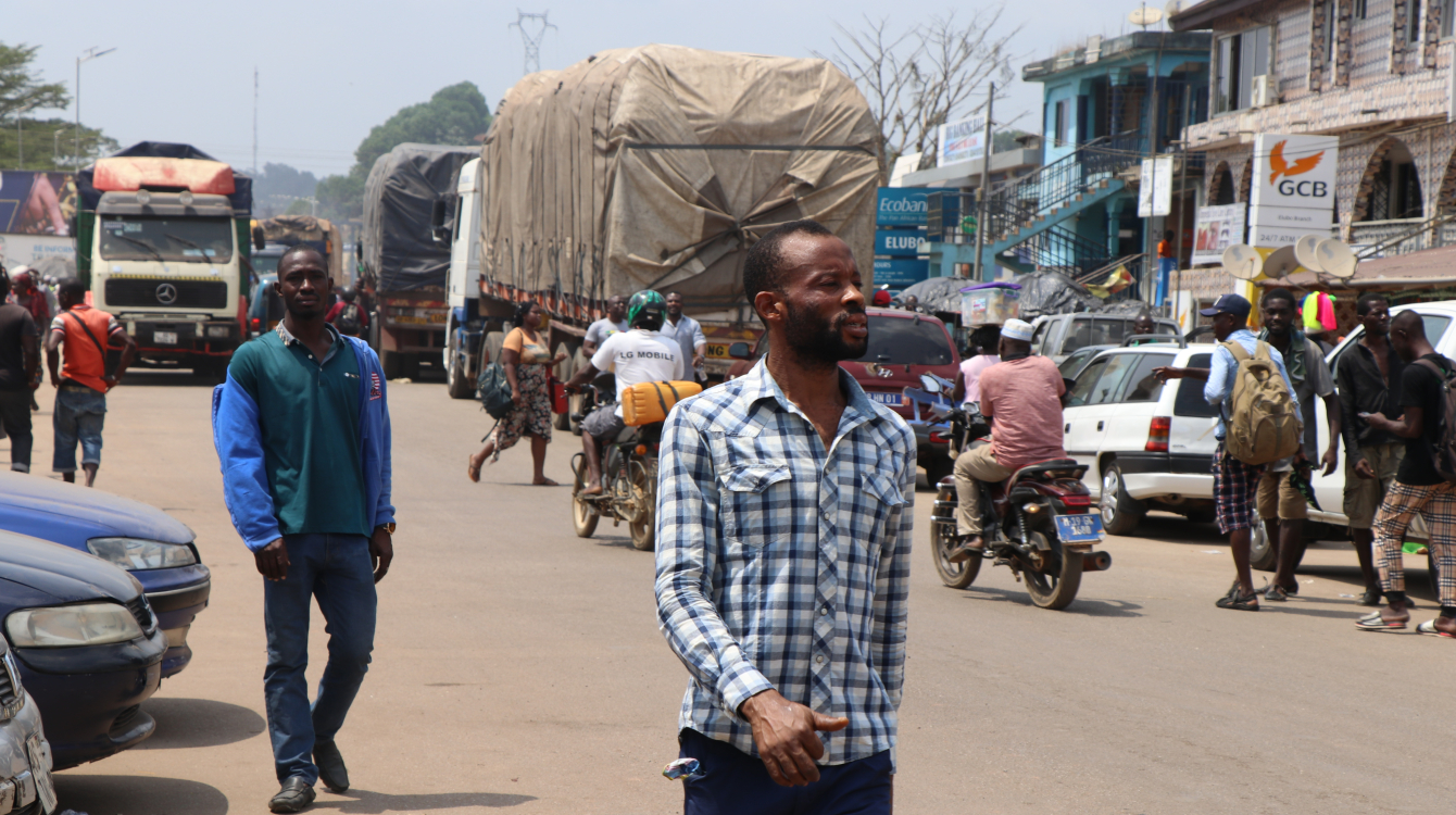 People and trucks cross at the Ghana-Côte d'Ivoire border at Elubo.