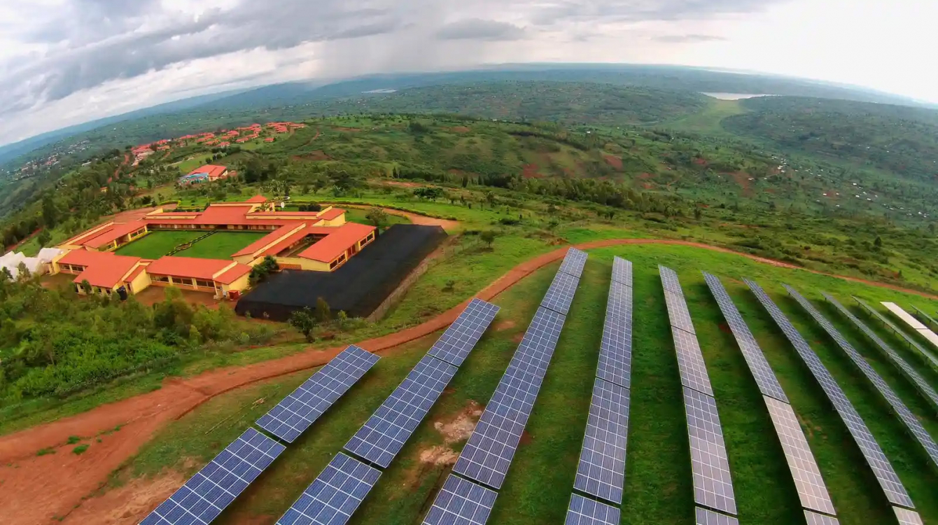 Champ solaire commercial au Rwanda.