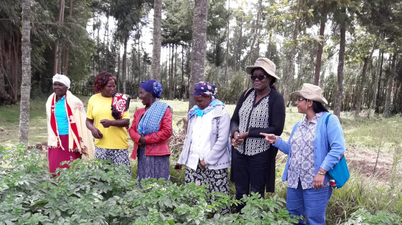 Dr. Njuki lors d'une visite sur le terrain avec des femmes productrices de denrées alimentaires