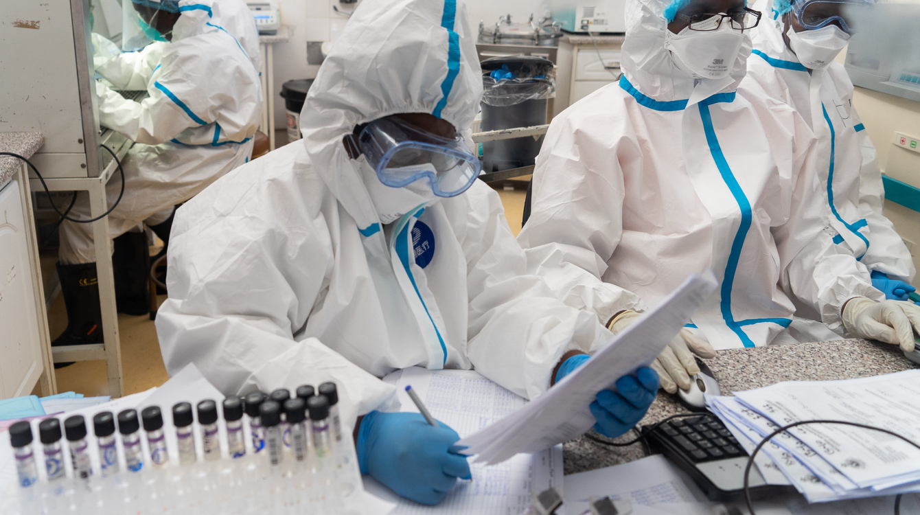 Des travailleurs de la santé en action au laboratoire d'essai Covid19 de l'hôpital central Mpilo à H