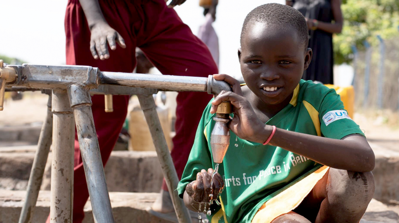 Un enfant ayant de l'eau potable. 