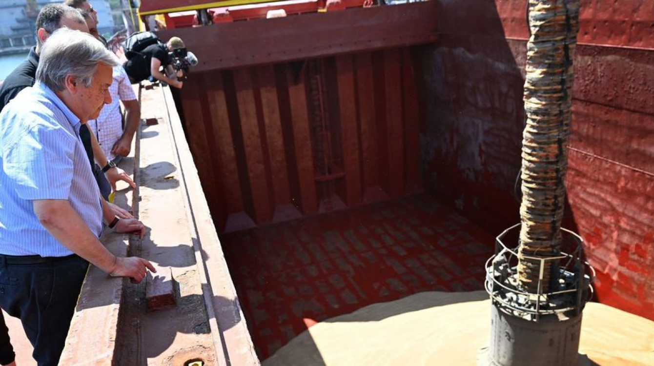António Guterres observe le chargement de céréales sur le navire Kubrosliy à Odesa, en Ukraine.