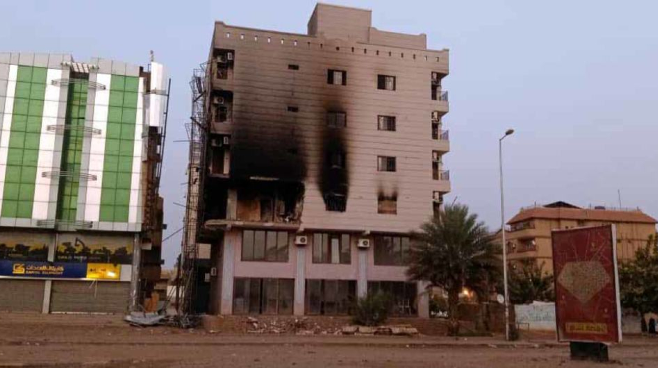 Un immeuble résidentiel à Khartoum est endommagé après avoir été touché par un missile.