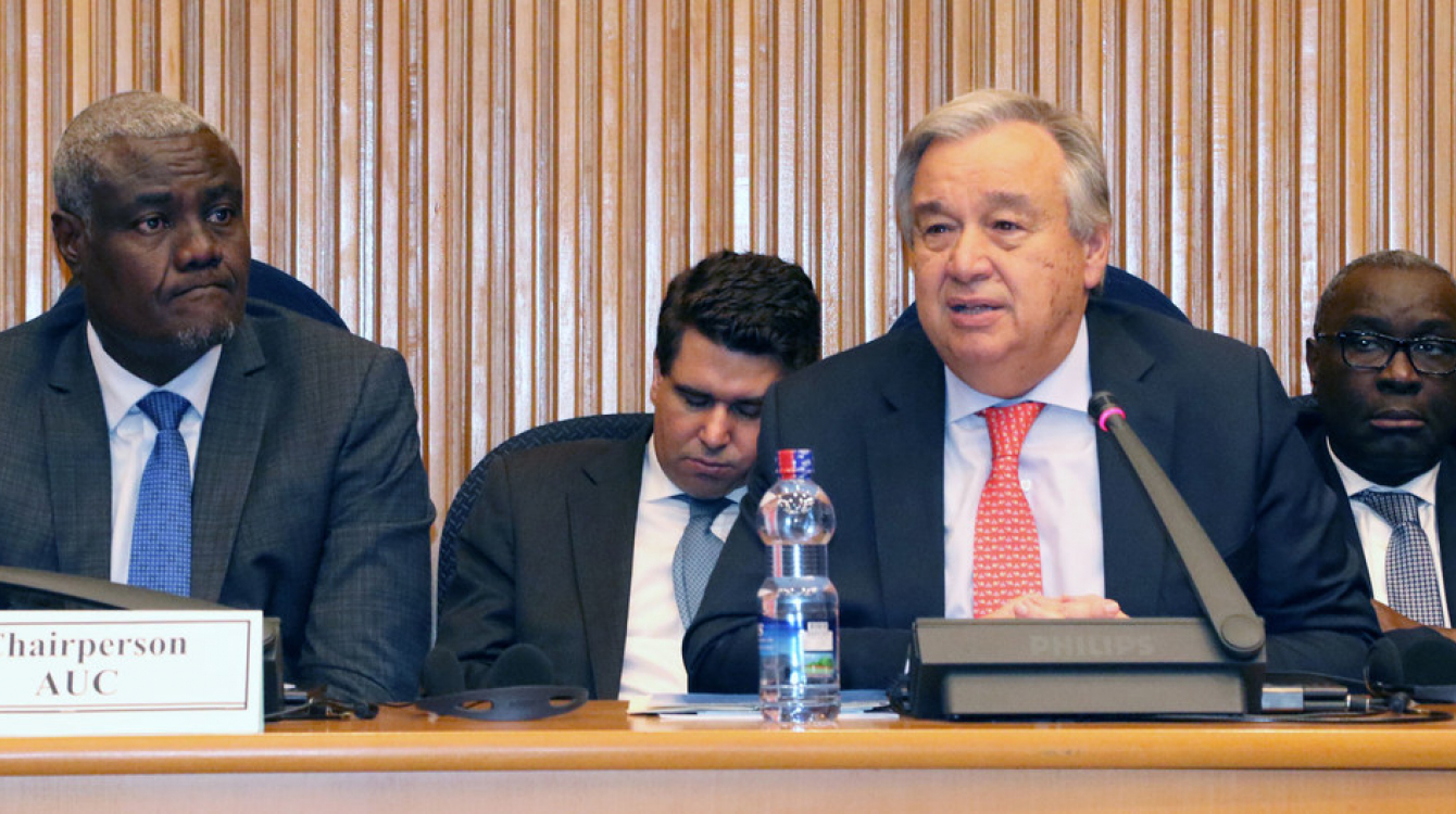 Le Secrétaire général António Guterres (à droite) s'adresse à une session sur la paix et la sécurité en Afrique lors de la deuxième conférence annuelle UA-ONU à Addis-Abeba, en Éthiopie.