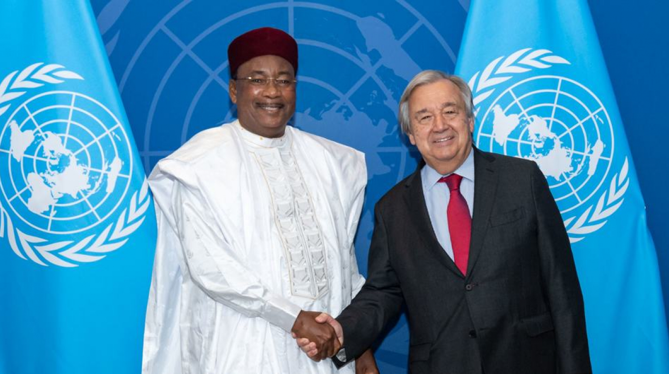 António Guterres (right) meets with Mahamadou Issoufou.