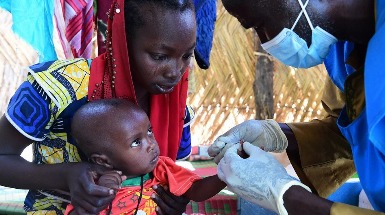  Un bébé est soumis à un test de dépistage du paludisme dans un village du Tchad.