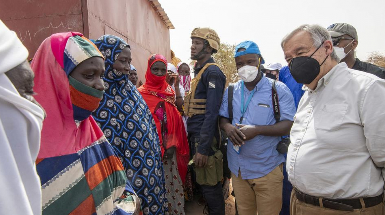 Le Secrétaire général de l'ONU, António Guterres, parle à des femmes déplacées à Ouallam, au Niger.