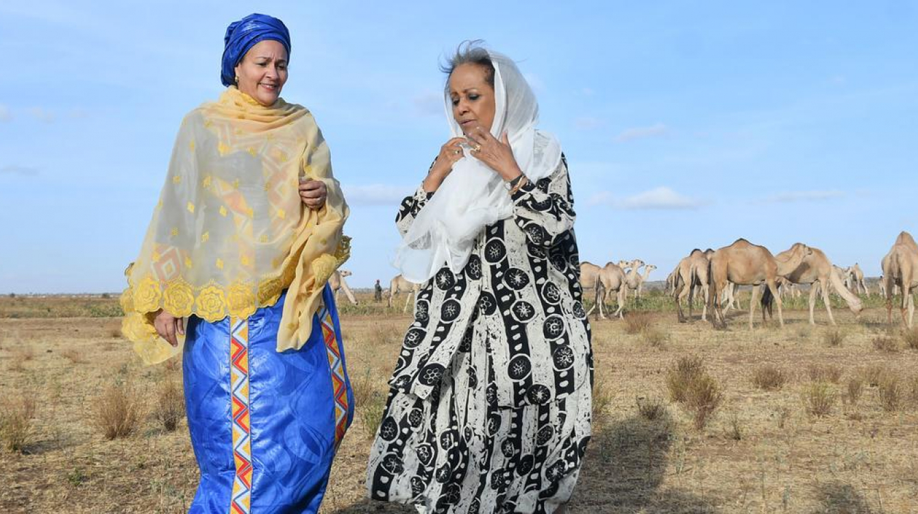 La Vice-Secrétaire générale de l'ONU Amina Mohammed (à gauche) accompagnée de la Présidente éthiopienne Sahle-Work Zewde lors de sa visite aux communautés frappées par la sécheresse dans l'État régional de Somali.